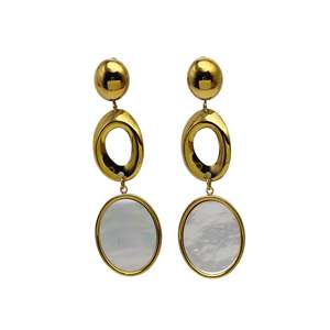 Pendientes de Perlas con Baño de Oro PVD, Acero Inoxidable 316L, Diseño Ovalado Resistente y Sostenible - Product Image 1