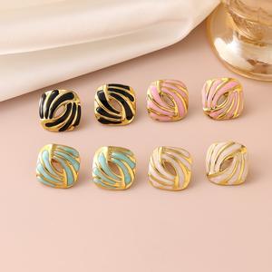 Boucles d'oreilles clous en acier inoxydable avec goutte d'huile de couleur mode européenne et américaine, personnalité féminine, polyvalentes, amour simple, émail titane - Product Image 1