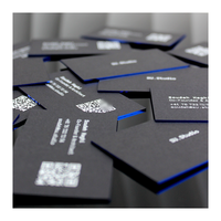 Carte de visite rectangulaire recyclée, logo personnalisé imprimé, papier noir avec numéro de téléphone et adresse professionnels, bordure dorée bleue