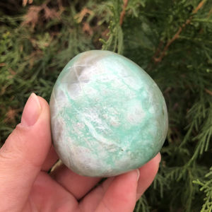 Pierre de cristal de lune verte naturelle en gros pour la guérison, la décoration et le jeu - Product Image 6