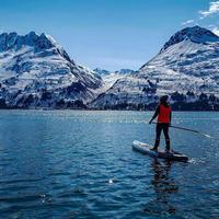 Planche de paddle gonflable certifiée CE GUETIO avec design imitation bois, comprenant aileron, pagaie, leash, sac et pompe