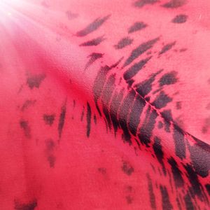 Printemps été <span class=keywords><strong>Georgette</strong></span> soie imprimé tissu 12m Micro crêpe avec léger doux épais fond rouge fleurs noires pour robes sacs - Product Image 3
