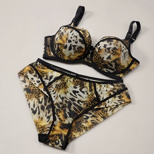 Ensemble de lingerie en dentelle rose pour femme, soutien-gorge en maille moulée avec bretelles croisées sur le devant - Product Image 4