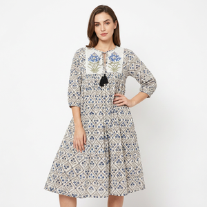 Tunique décontractée élégante et tendance pour femme, 100 % coton biologique, col en V, coupe ample, motif floral, longueur midi, avec franges et boutons, best-seller - Product Image 1