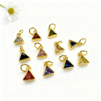 Bijoux Yasa, pendentif triangle en laiton plaqué or 18 carats avec zircon coloré pour femmes et unisexe - Cadeau d'anniversaire