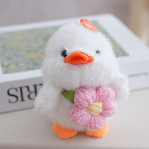 Porte-clés en peluche canard mignon avec fleur au crochet, pendentif jouet en peluche 3D doux et moelleux, breloque de sac, peluches - Product Image 3