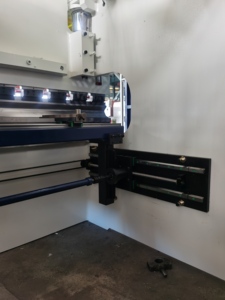 เครื่องกดเบรก CNC แบบซิงโครไนซ์อัตโนมัติสำหรับสแตนเลสอลูมิเนียมเหล็กกล้าคาร์บอนแผ่นโลหะดัดมอเตอร์ซีเมนส์ - Product Image 2