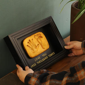 Caja de recuerdo de madera maciza de bambú para bebé, kit completo de Marco con estampado de pies a mano, acabado marrón natural, regalo listo para nuevos padres - Product Image 6