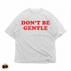 T-shirt Oversize con Grafica 'Dont Be Gentle' e Testo Rosso, Stile Streetwear Audace per Uomo e Donna, Design Retrò - Product Image 1