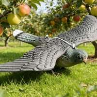 Décoy de Corbeau Volant avec Ailes Étendues, Répulsif d'Oiseaux Réaliste en Plastique pour la Décoration de Jardin et la Lutte Antiparasitaire
