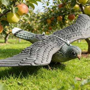 Décoy de Corbeau Volant avec Ailes Étendues, Répulsif d'Oiseaux Réaliste en Plastique pour la Décoration de Jardin et la Lutte Antiparasitaire - Product Image 3
