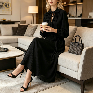 Abito da donna <span class=keywords><strong>nero</strong></span> in <span class=keywords><strong>lino</strong></span> intrecciato plissettato al ginocchio a maniche lunghe con cintura, lavabile ed ecologico, personalizzabile con supporto di fabbrica - Collezione Autunno - Product Image 2
