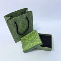 Boîtes cadeaux en papier texturé vert vintage personnalisées avec insert en velours assorti pour l'emballage du thé et des bijoux
