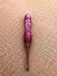 Crochets à crochet en résine et en bois multicolores, finition lisse, durables, légers et confortables pour le tricot, le crochet et les projets de fil. - Product Image 3