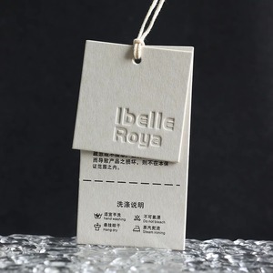 Étiquettes suspendues personnalisées de luxe pour vêtements, en papier spécial vert, gaufrées, avec marquage à chaud, recyclables, personnalisables - Product Image 2