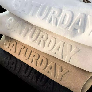 เสื้อยืดผู้ชายทรงปกติ ผ้าฝ้ายออร์แกนิค ย้อมสีแบบ Garment Dyed พิมพ์ลายนูนแบบ OEM พร้อมโลโก้ปั๊มนูน 3 มิติ แบบกำหนดเอง - Product Image 2