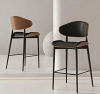 Tabouret de bar moderne de style italien avec dossier haut et revêtement en cuir, mobilier de bar réglable en hauteur, chaise à dossier haut
