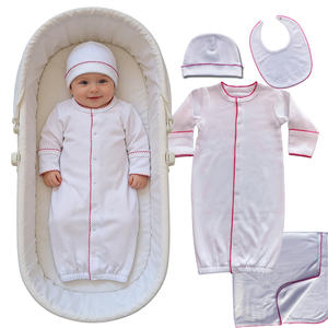 Conjunto <span class=keywords><strong>de</strong></span> regalo para recién nacido: Mameluco rosa con monograma y ribete <span class=keywords><strong>de</strong></span> picot, broches frontales, manga larga, y saco <span class=keywords><strong>de</strong></span> dormir <span class=keywords><strong>de</strong></span> algodón bordado. - Product Image 1