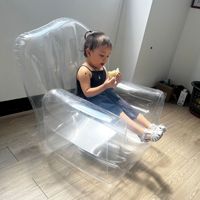 Fauteuil gonflable transparent en PVC, style photographie intérieur et extérieur, design artistique européen, pour une relaxation décontractée