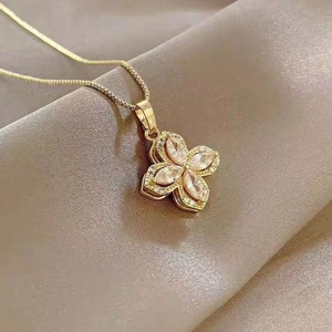 Parure <span class=keywords><strong>de</strong></span> bijoux <span class=keywords><strong>de</strong></span> mode pour <span class=keywords><strong>femme</strong></span> en <span class=keywords><strong>acier</strong></span> <span class=keywords><strong>inoxydable</strong></span> plaqué or 18 carats <span class=keywords><strong>de</strong></span> haute qualité, avec collier, boucles d'oreilles et <span class=keywords><strong>bague</strong></span> à motif trèfle rotatif en zircon - Product Image 3