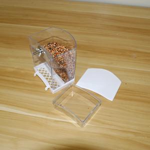 Comedero para Pájaros de Acrílico Transparente Portátil, Jaula para Semillas Colgante Ecológica para Agapornis, Loros, Guacamayos, Dispensador de Comida y Agua - Product Image 4