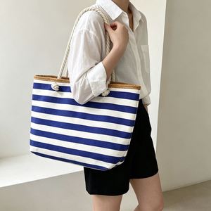 Bolsa de Lona a Rayas Azules y Blancas de Gran Capacidad, con Asas de Cuerda Gruesa, para Mujer, Ideal para la Playa, Vacaciones y Compras - Product Image 4