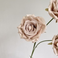 Vente en gros de roses artificielles Vendela à 3 têtes, aspect soie, tige de rose artificielle, rose en soie pour bouquet de mariage, décoration de vase à domicile, en vrac