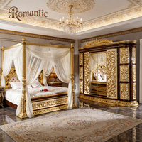 Lit à baldaquin royal turc de luxe en bois foncé et finition dorée, cadre sculpté orné avec baldaquin en voile pour villa et chambre d'hôtel