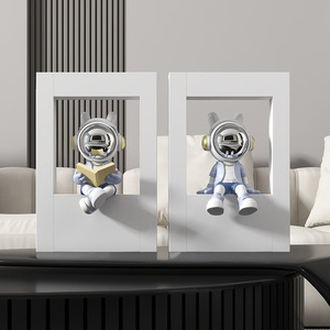 Nuovo Prodotto 2026: Ornamento da Scrivania Astronauta che Legge un Libro - Statua in Resina Dipinta a Mano Design Angelo dell'Amore per Mobile TV e Cantinetta - Product Image 4