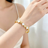 Bracelet manchette en acier titane plaqué or 18 carats pour femme, incrusté de zircon, motif losange, style minimaliste rétro européen