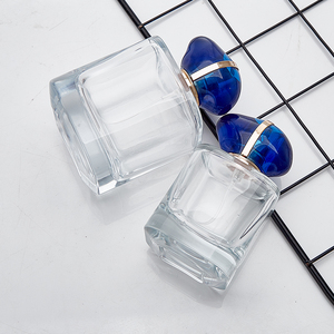 Flacone di Profumo Quadrato di Lusso in Vetro da 100ml con Tappo in Gemma Blu, Pompa Spray Dorata, Ricaricabile, Vuoto, Confezione Cosmetica Personalizzabile con Logo - Product Image 4