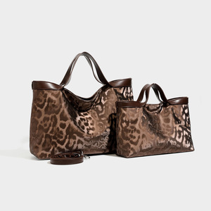 Sac fourre-tout grande capacité en PU pour femme, imprimé léopard effet daim, collection automne/hiver, avec fermeture éclair et doublure en polyester - Product Image 1