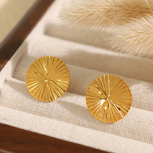 Boucles d'oreilles clous en or, motif éventail sculpté, bijoux minimalistes, boucles d'oreilles tendance - Product Image 3