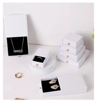 Boîte à bijoux de luxe avec logo personnalisé, finition mate, fermoir doré, doublure en éponge, boîte cadeau en papier biodégradable, collier, boucles d'oreilles, bague