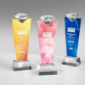 Nouveau trophée en verre de cristal de diamant coloré en gros personnalisé artisanat de cadeau d'affaires de haute qualité