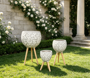 Ensemble de 3 pots de fleurs sphériques vintage à motif floral gaufré, avec trépieds en bois et motif de vigne florale - Product Image 3