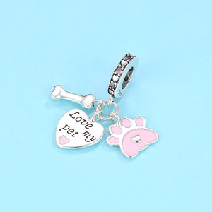 Colgante Triple de Plata S925 con Diseño de Hueso de Perro y Huella Grabada, Corazón y Circonitas Rosas, Joyería para Amantes de Mascotas - Product Image 4