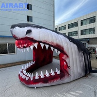 Décoration de tunnel gonflable en forme de bouche de requin pour fête de plage estivale, tunnel géant gonflable en forme de mâchoire de requin pour événements sur le thème de l'océan