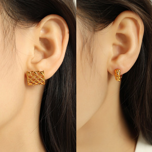 Pendientes Huggie Geométricos Dorados, Diseño Cuadrado Metálico Hueco, Unisex, para Uso Diario - Product Image 4