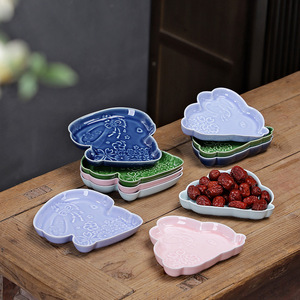 Plato de cerámica estilo chino con forma de conejo, forma irregular, porcelana hecha a mano para servir bocadillos de té en bodas. - Product Image 1