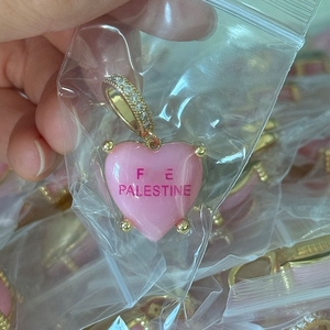 2025 letra árabe de moda Palestina corazón <span class=keywords><strong>Rosa</strong></span> colgante circón amor encantos collar DIY accesorios encantos para mujeres niñas - Product Image 3