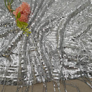 ผ้าลูกไม้ปักลายดอกไม้ประดับเลื่อมและพู่ห้อยสีเงิน ดีไซน์หรูหราและเซ็กซี่ ผลิตจากโพลีเอสเตอร์ 100% เหมาะสำหรับชุดราตรีและชุดเจ้าสาวสุดหรู - Product Image 6