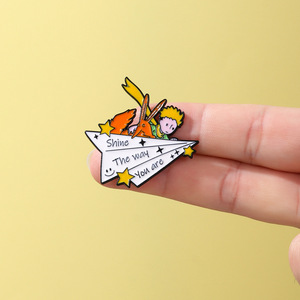 Spilla in metallo smaltata Il Piccolo Principe, con Rosa, Volpe e Cielo Stellato, grazioso accessorio per amanti dei libri, per zaino e giacca - Product Image 5