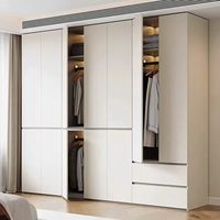 Dressing de luxe à l'italienne, porte vitrée à cadre doré avec éclairage LED intégré, mobilier de chambre sur mesure pour maison et villa élégantes