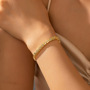 Pulsera de Cadena Esqueleto con Moissanita Dorada y Engaste de Garra en Forma de U, Joyería de Regalo - Product Image 1