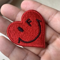 Emblème brodé intégral de couleur rouge vif, logo en forme de cœur découpé, patch brodé en tissu pour jeans