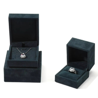 Vente en gros de boîte à bijoux luxe en velours avec logo personnalisé emballage rectangle en plastique pour bracelet, boucle d'oreille, collier, bague et bijoux