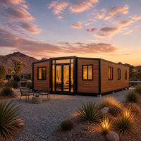 Villa modulaire portable moderne extensible en conteneur, avec structure en acier préfabriqué et entrée vitrée, pour projet de station balnéaire côtière