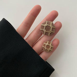 2025 nouvelles tendances fourrure métal bouton 18mm 23mm 25mm fantaisie bouton pour femmes manteau boutons décoratifs - Product Image 1