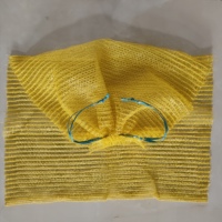 Op maat gemaakte felgele PE PP Raschel mesh tas met trekkoord, ademende netzak voor verpakking van aardappelen, uien, fruit, groenten en citroenen